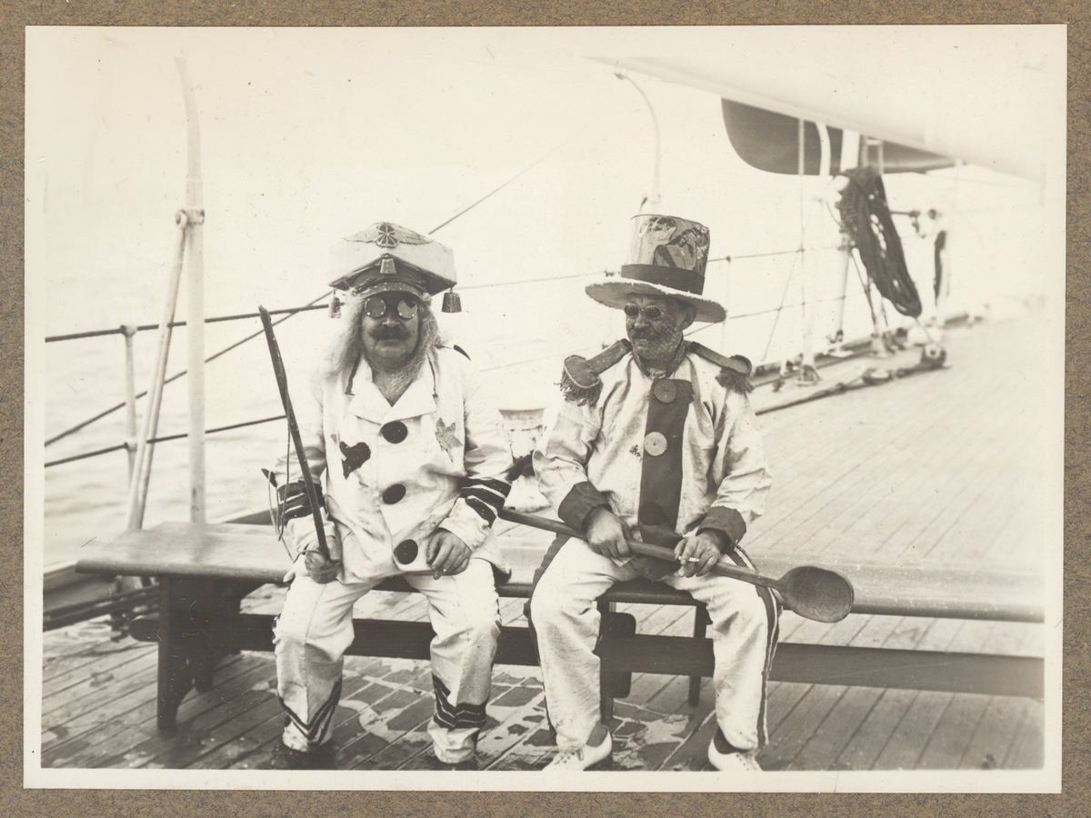 Bilden visar två utklädda sjömän som igår i Neptuns svit under linjedopet ombord på Fylgia.