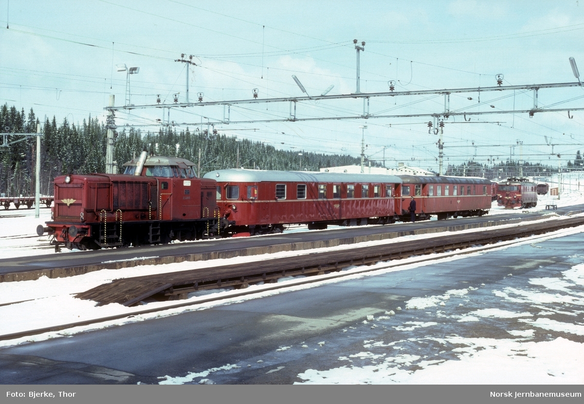Diesellokomotiv Di 2 844 med persontog 285 Eina-Fagernes på Eina stasjon