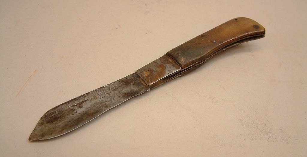 Kniv av stål med handtag, troligen av kohorn.

Så kallad "Masjö-kniv", dvs troligen tillverkad i Madesjö i Småland.