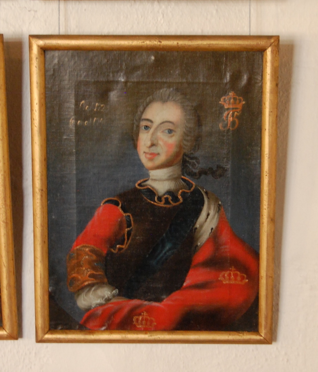 Portrett av Fredrik V. Halvfigur i kvart profil mot høyre, hodet i halv profil mot venstre. Rød kappe med gullkroner over venstre skulder, mørk brun harnisk. Forgylt ramme.