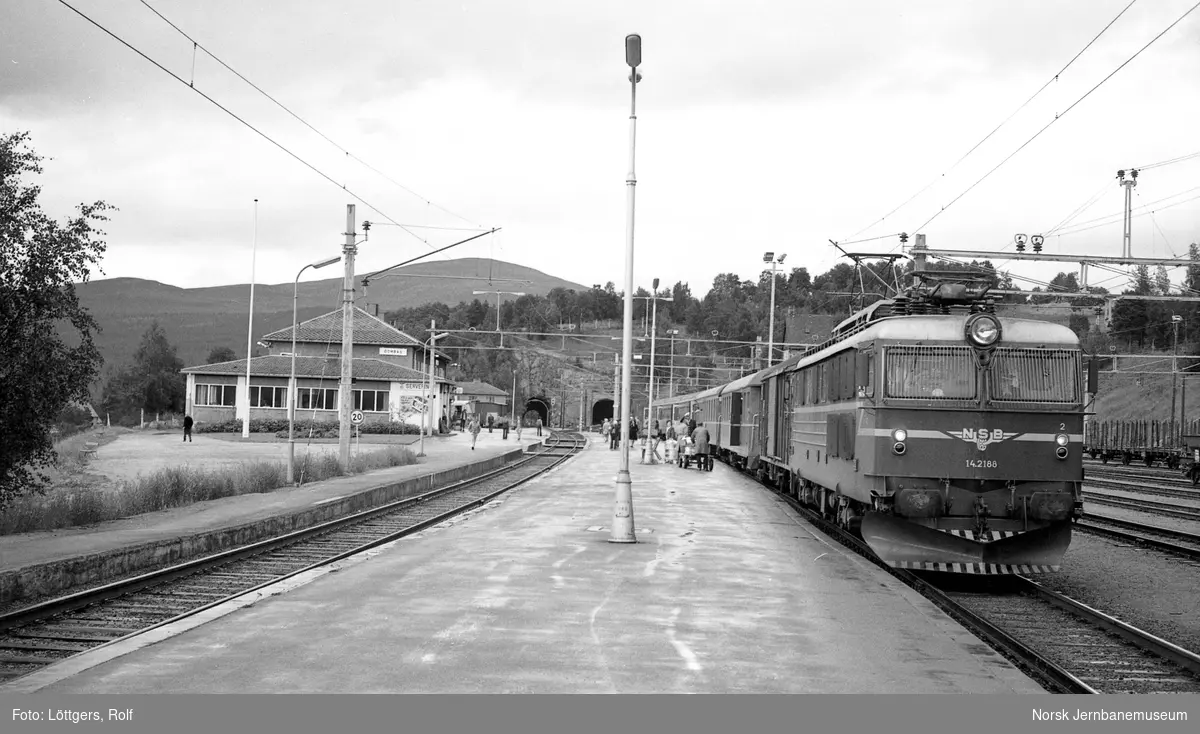 Elektriske lokomotiv El 14 2188 med hurtigtog 1202 til Oslo Ø på Dombås stasjon