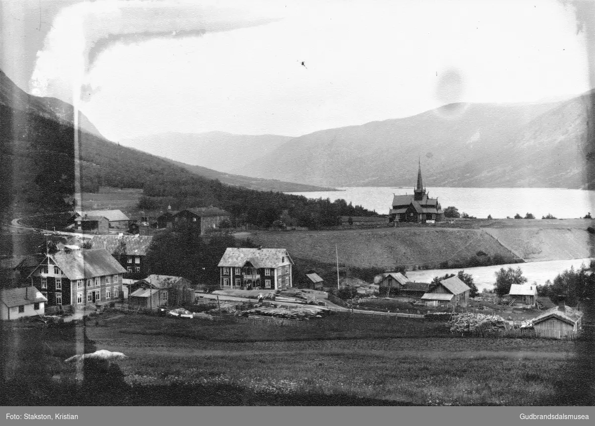 Fossbergom og Lom kyrkje frå sør før 1910