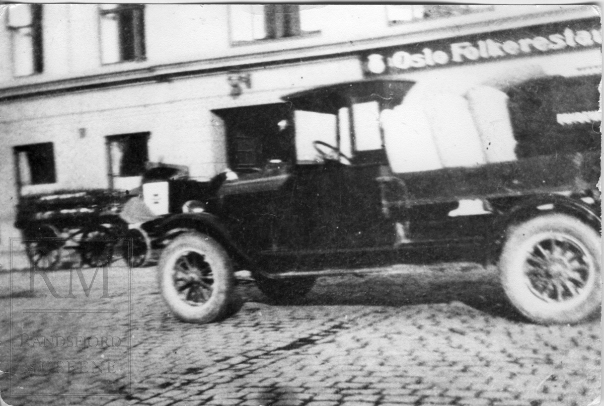 Lastebil på Grønlands torv, utenfor Oslo Folkerestaurant, i 1927.