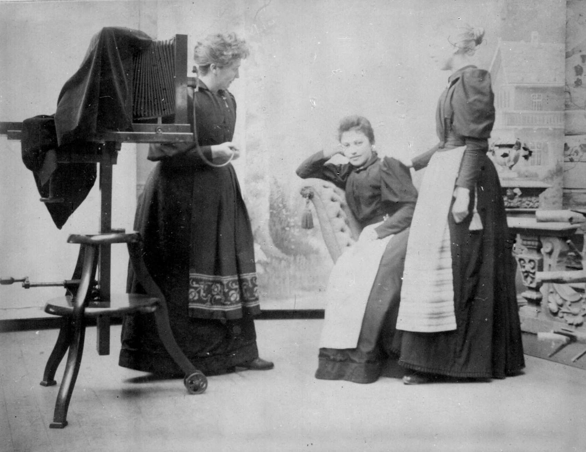 Repro: Interiør fotatelier, Inger Barth tar bilde av sine søstre Charlotte og Adeleide (Ulla) Barth, alle fotografer i Lillehammer.