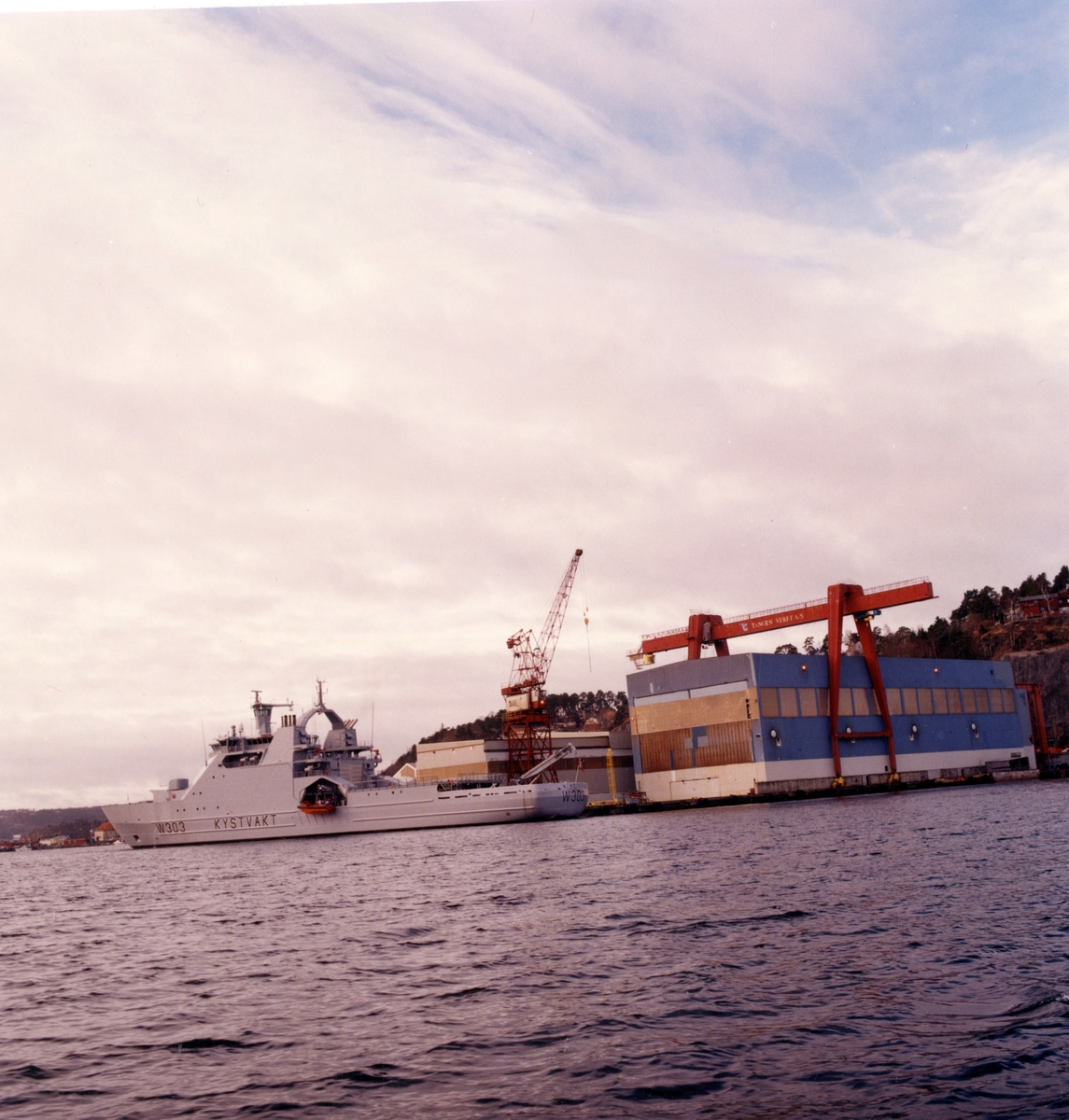 Tangen Verft AS sett fra sjøen. Skipet N303 Kystvakt, og Blåhallen.
