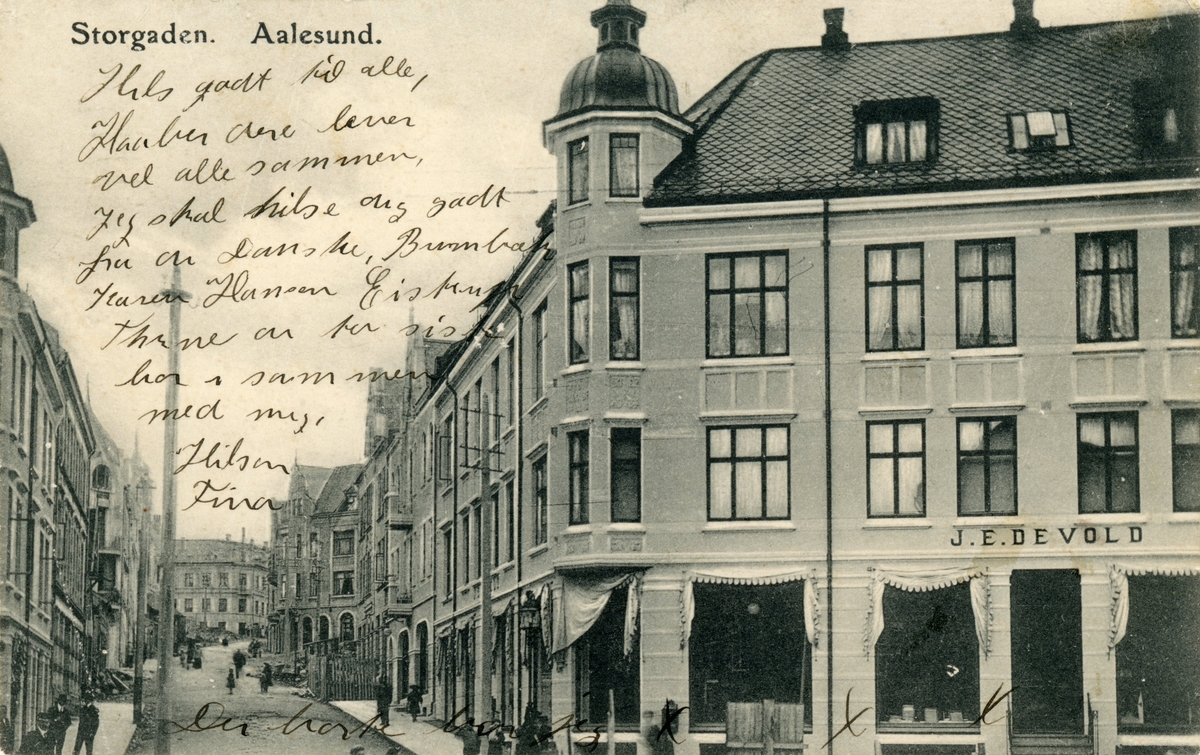 Motiv av gatemiljøet i Storgata, Ålesund. J. E. Devolds butikkbygning til høyre i bildet.