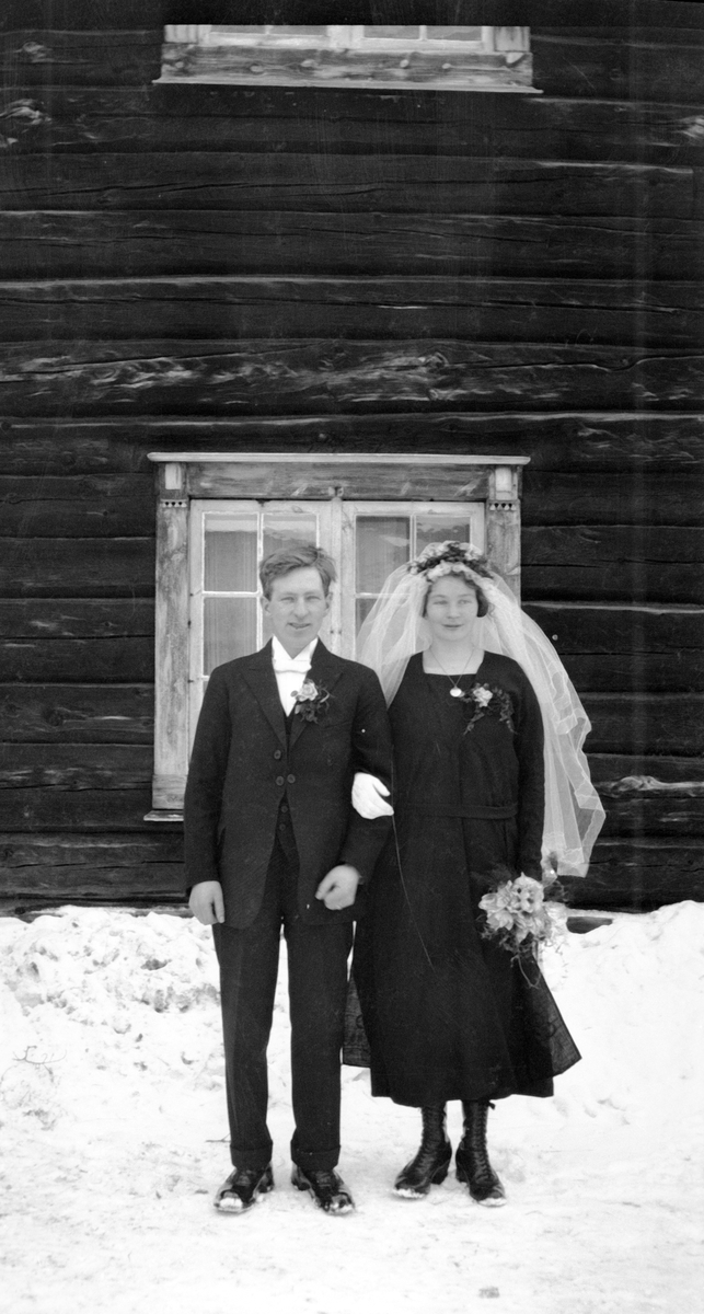 Brudepar - Magne Olsen Hagen (født 1899) og Lina Malmåsen (født 1903)