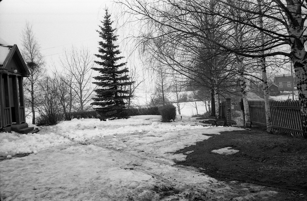 Tre bilder av hus og gårdsplass på Odberg på Kraby, Østre Toten, april 1960.