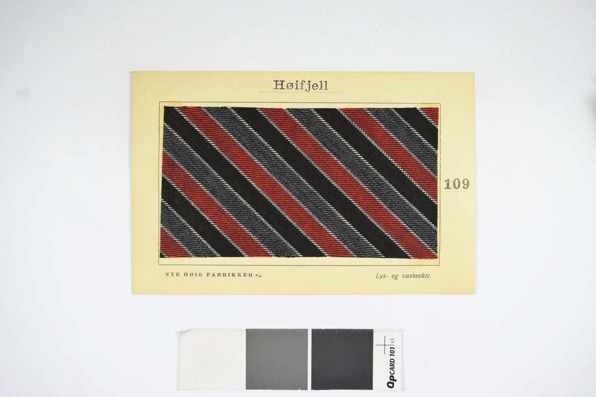 Prøvekort bestående av tekstilprøve limt til et papirkort.