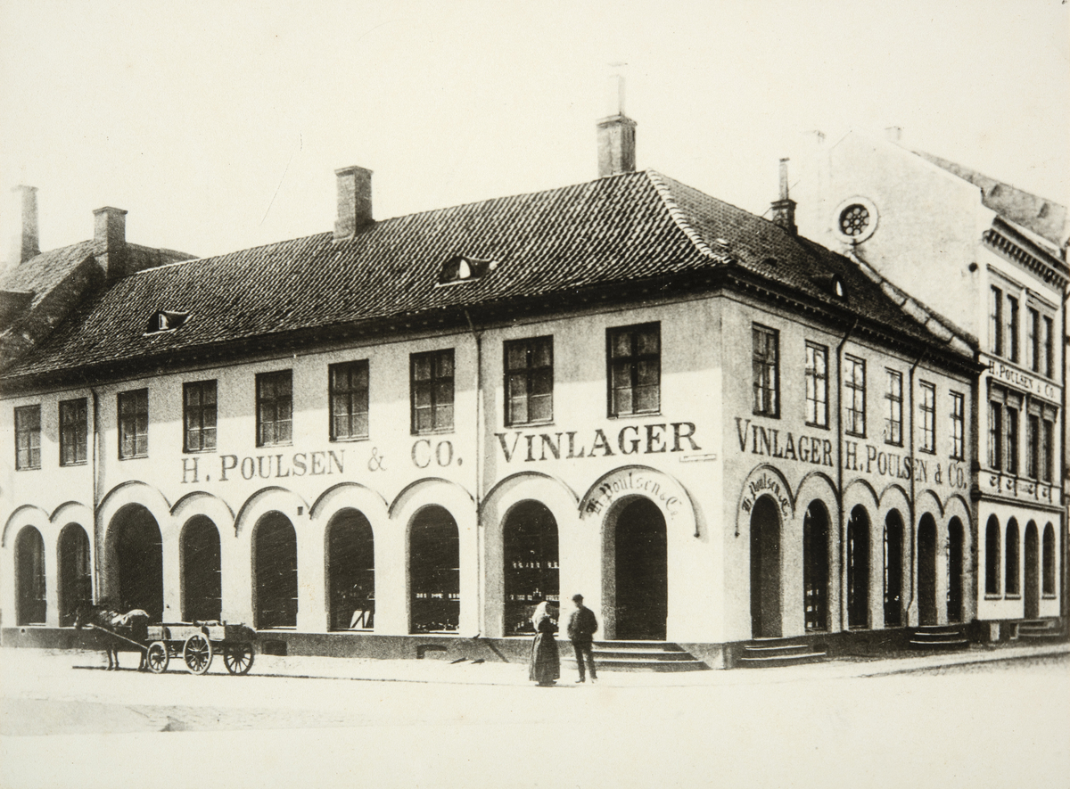 H. Poulsen & Cos vinlager, 1880. 
Anlegg på hjørnet av Rådhusgata og Dronningens gate, Kristiania. 