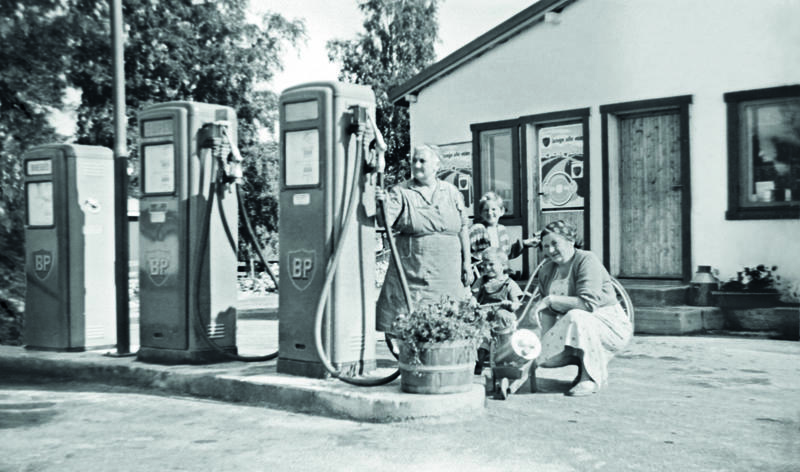 Kvinner ved bensinpumper. Foto: MiA.