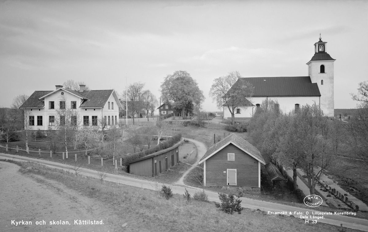 Vy över Kättilstad kyrkby 1949. Socknens nuvarande kyrka kom till från år 1760 och ersatte en kyrkobyggnad från 1400-talet. Av den gamla kyrkan behölls endast tornets nedre del. Arbetet med den nya kyrkan leddes av byggmästare Petter Frimodig från Linköping. Sockenskolan till vänster stod färdig 1875 och inrymde förutom lärosal och skolkök även bostadslägenhet för skolans lärare.