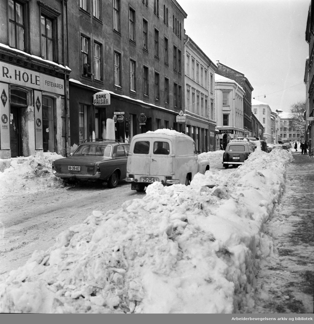 Mye snø i Oslo sentrums gater. Osterhaus gate. Desember 1967.