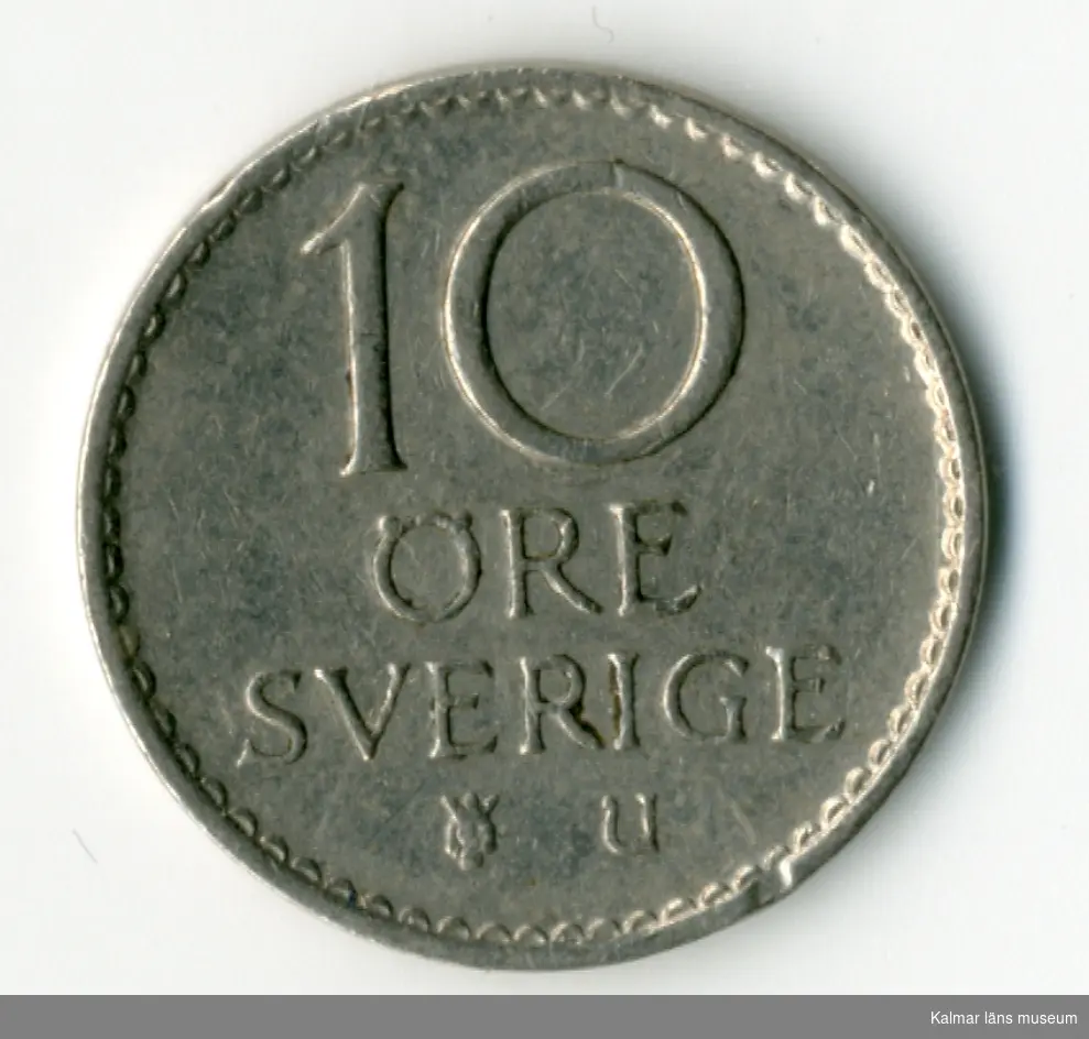 KLM 46167:78 Mynt, av metall, 10 öre. Utgiven 1962. Under Gustaf VI Adolfs tid.