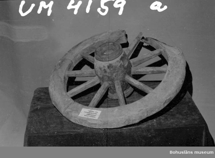 Ur handskrivna katalogen 1957-1958:
Två gamla trähjul m. träaxel
a) Hjul; D. 83; navets L. 35 cm; navet har två järnringar, f. ö. helt av trä (s.k. bultvagnshjul) en sektion är helt förstörd av röta; ngt mask. b) hjul; D. 80; navets L. 37 cm; likt föreg. navet endast 1 ring; 3 sektioner ruttna; mask. Båda hjulens nav har järnbussningar. c) axel, L. 149 cm; ek, m. 6 hål; krokig. Murken, mask. d) Pyts f. smörja t. naven H. 12; D. 12 cm; 4 järnlänkar f. upphängn.

Till UM 4159 hör också ett laggat smörjkärl med smidda band och smidd hänkel. 

Lappkatalog: 40