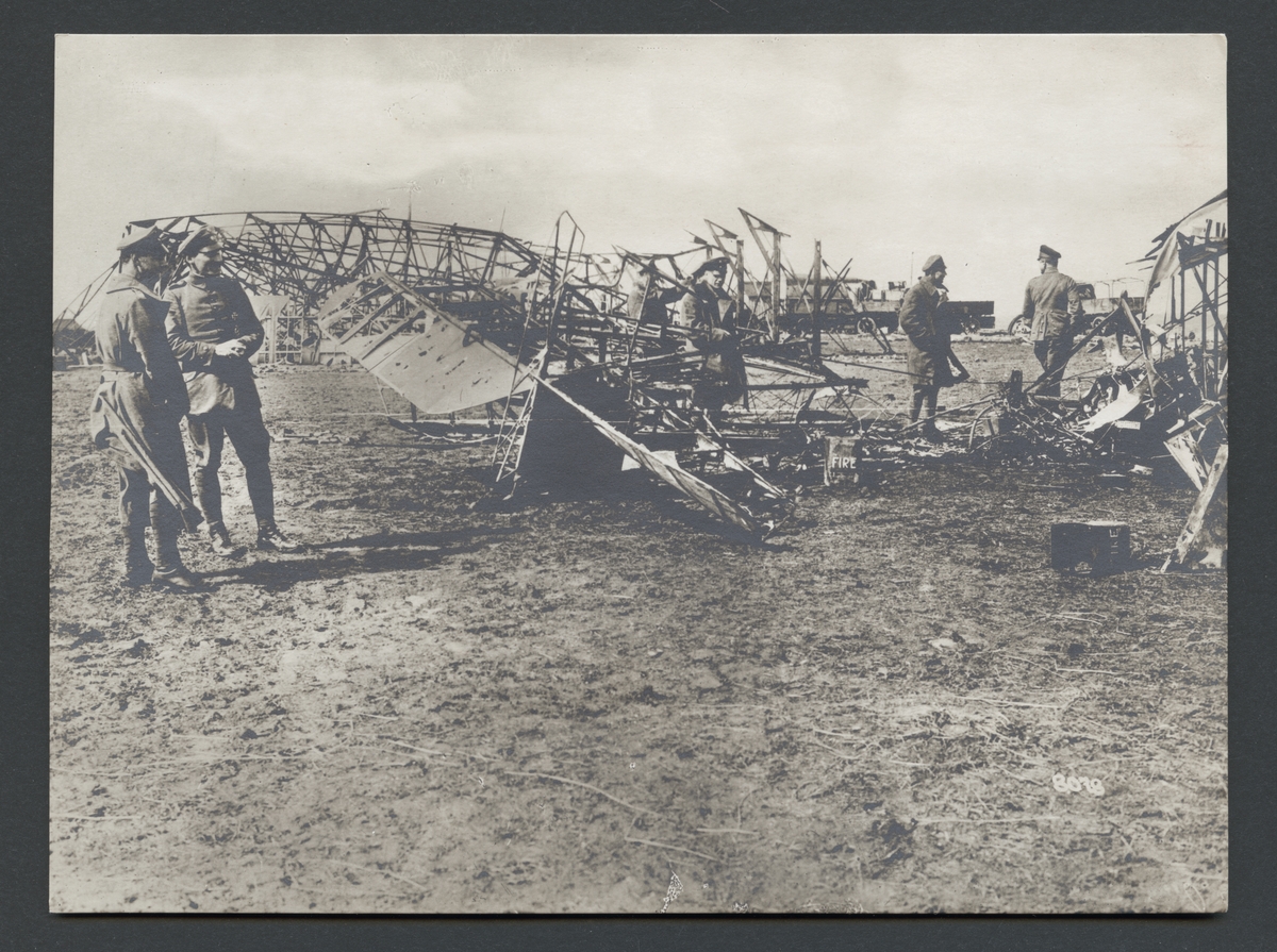 Bilden visar ett förstört engelsk flygfält efter ett anfall där flera soldater betraktar de utbrända flygplanen.

Originaltext: "En erövrad engelsk flygplats jämte uppbrända flygmaskiner och aerodromer."