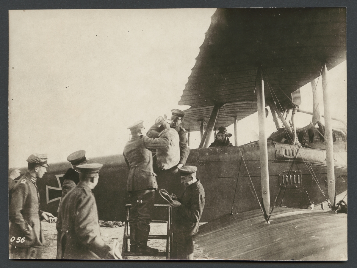 Bilden visar hur flera män i uniform lastar postsäkar ombord på ett flygplan.

Originaltext: "Brevsäckarna tagas ombord på flygmaskinen."
