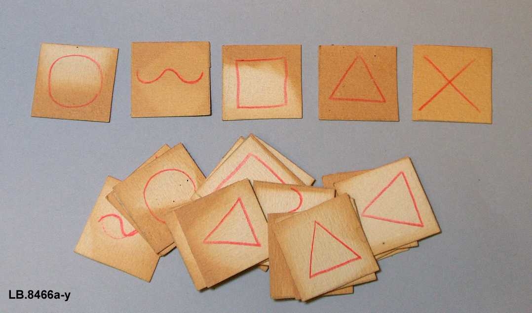 Pappbrikker med forskjellige former, så som trekantar, sirklar osv, påteikna.Kvadratiske.