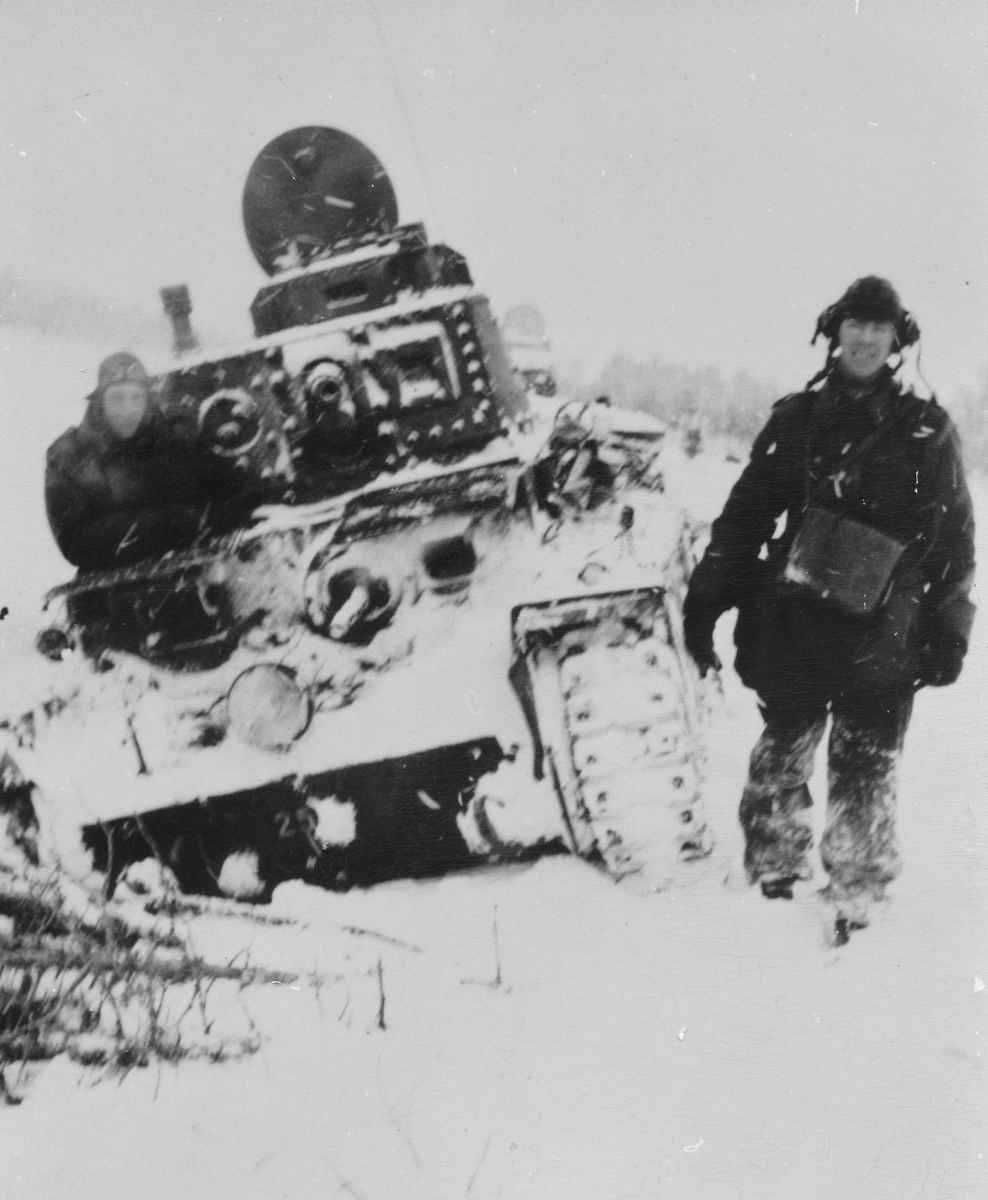 Stridsvagn m/41 från P 3 i väntan på bärgningshjälp.
Från övning i Boden 1944.