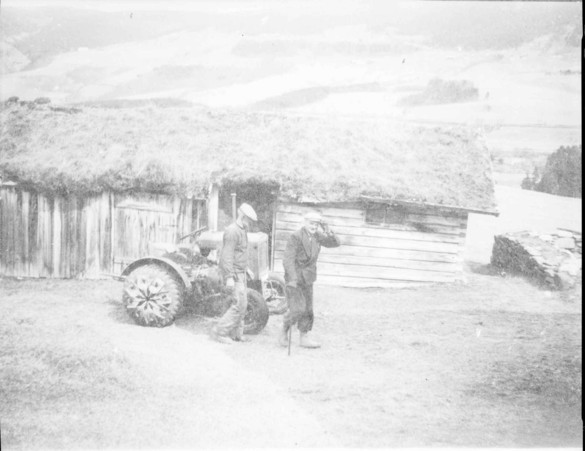 Repro: Stall på Engen, Dovre, med liten traktor og to menn.