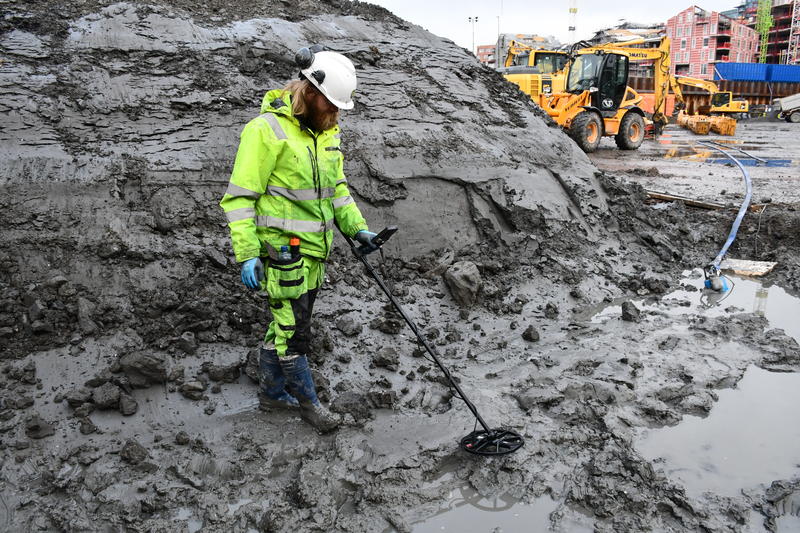 Arkeolog Lars Bigum Kvernberg med metalldetektor nede i sjøbunnsleira på B8a (Foto/Photo)