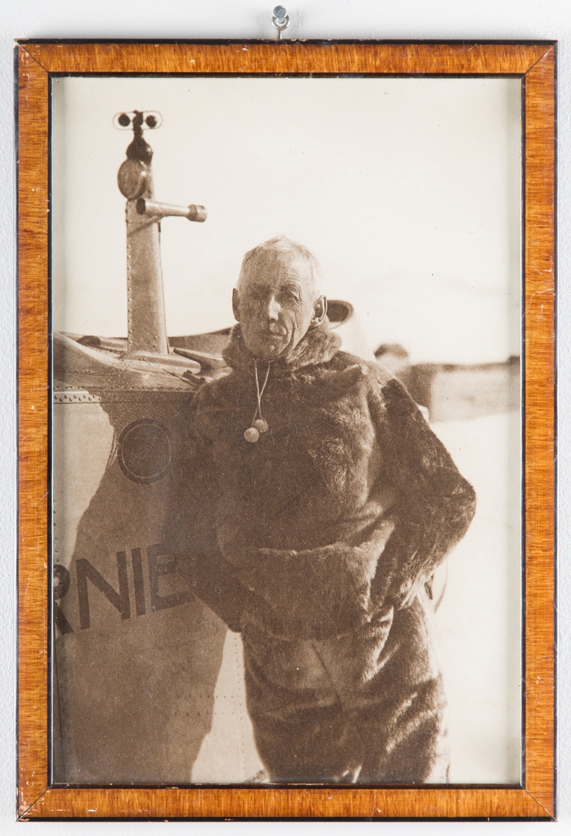 Roald Amundsen foran flyet "Dornier Wahl".