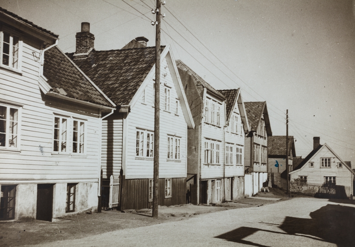 Hasselgata (Verftsveien) sett mot nordvest, ca. 1920.