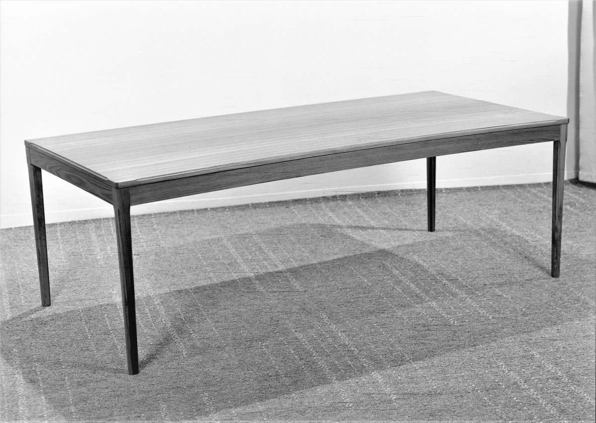 Interiør. Møbel. Et bord. Bestilt av Werner Pedersen