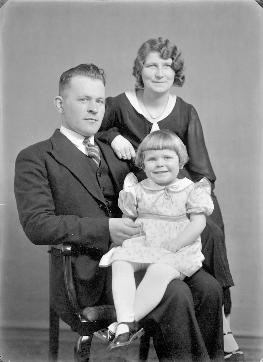 Gruppebilde. Familiegruppe på tre. Ung mann, ung kvinne og liten pike. Bestilt av Styrmann Dommersnes
