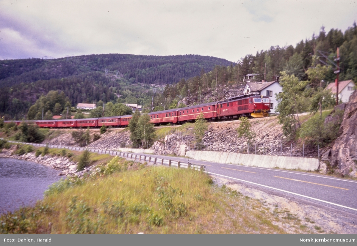 Elektrisk lokomotiv El 14 2186 med dagtoget fra Bergen til Oslo, tog 602 ved Gulsvik