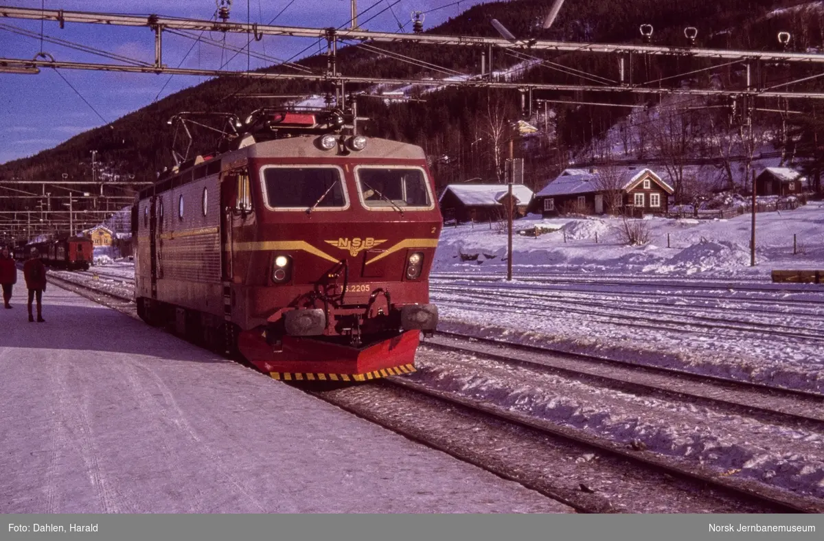 Elektrisk lokomotiv El 16 2205 på Ål stasjon