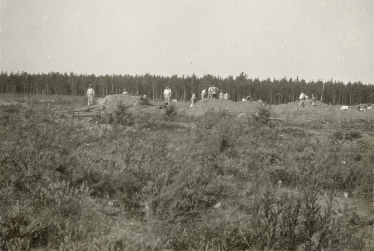 Elever vid Krigsskolan Karlberg gräver skyttegravar.