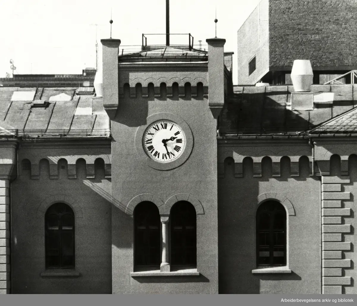 Møllergata 19. Eksteriør. Ny klokke er hengt opp etter rehabiliteringen av bygningen. April 1981