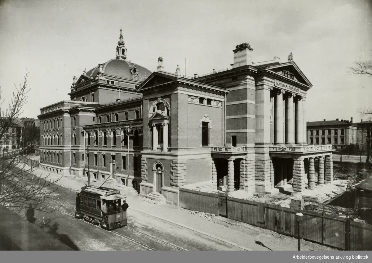 Nationaltheatret under bygging. 1890-årene.