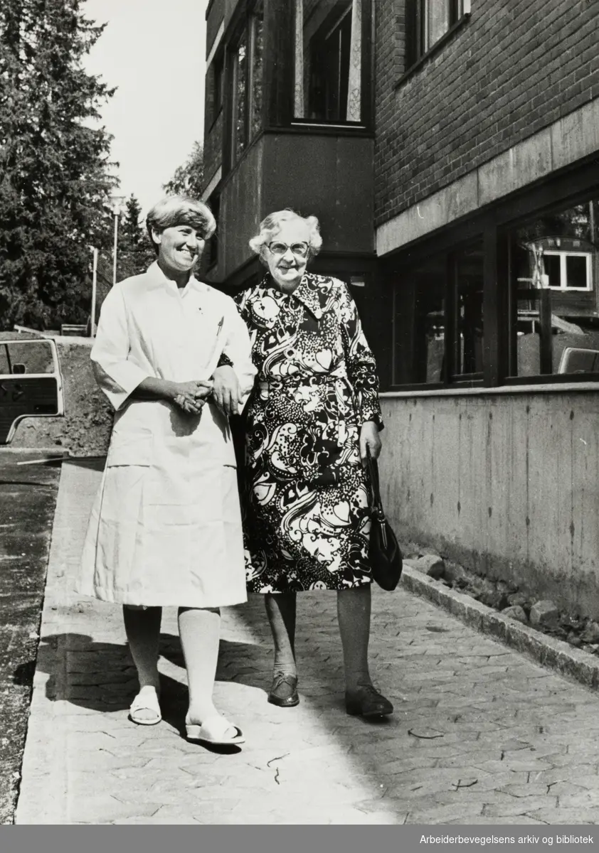 Nordberghjemmet. Den første pasient til Nordberghjemmet var Astrid Dahl Hansen. Her ønskes hun velkommen av styrer-assistent Berit Tronsen. August 1977