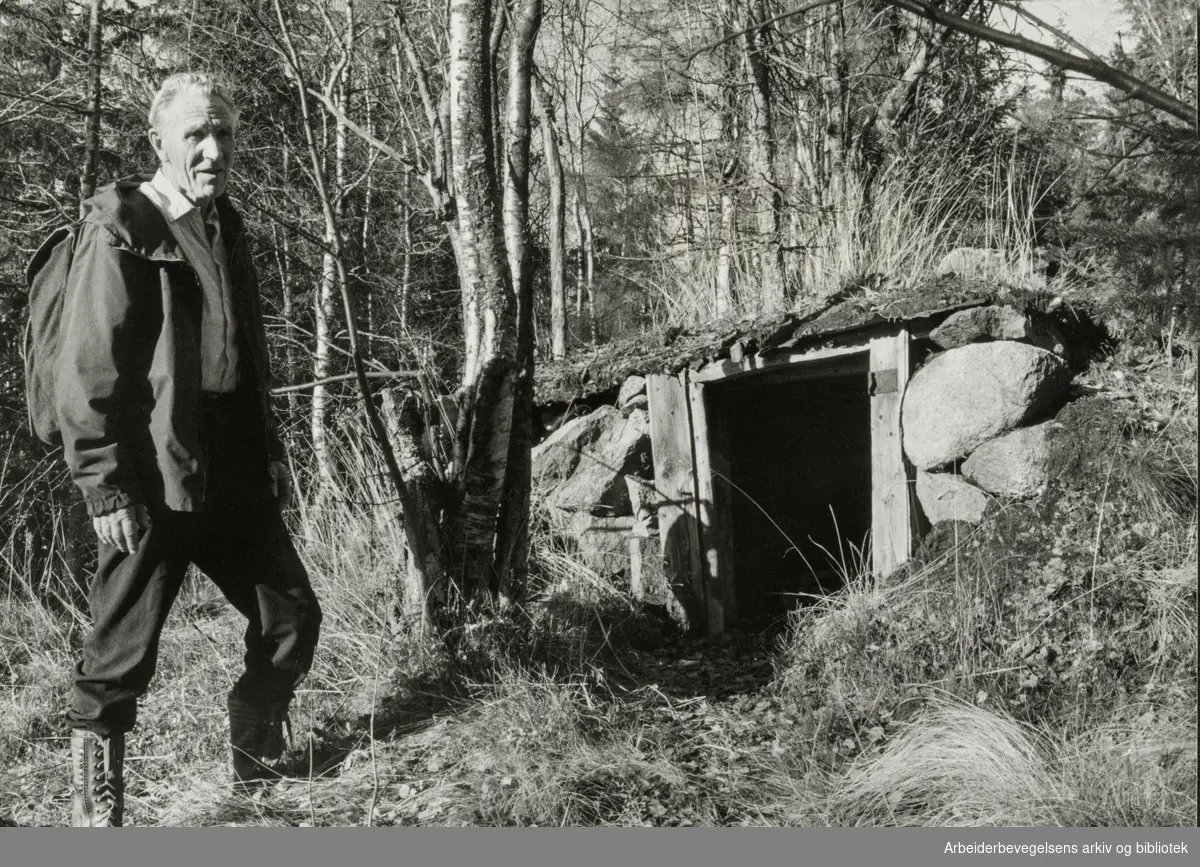Nordmarka: Lillomarka. Vaktmester Harald Werner, Solemskogen, var med i Milorg under krigen. Her er han ved jordhytta på Holåsen som Milorg brukte. November 1978