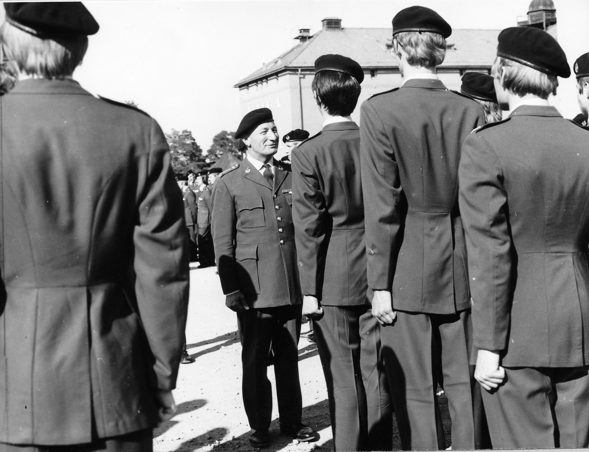 Krigsmans erinran den 4 juni 1971.

Regementschefen överste Stig Colliander visiterar truppen.
Till vänster plutonchefen löjtnant Carl Viktor Sandberg, bakom regementschefen går bataljonschefen major Torsten Björkeroth.
Obs! Två bilder