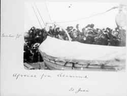 Repro: Avreise fra Ålesund, mennesker på båtdekk, livbåt i f