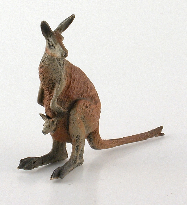 Djur ur den australiensiska faunan. Gjuten av diverse material och sedan bemålad. Föreställer en känguru med unge i pungen.