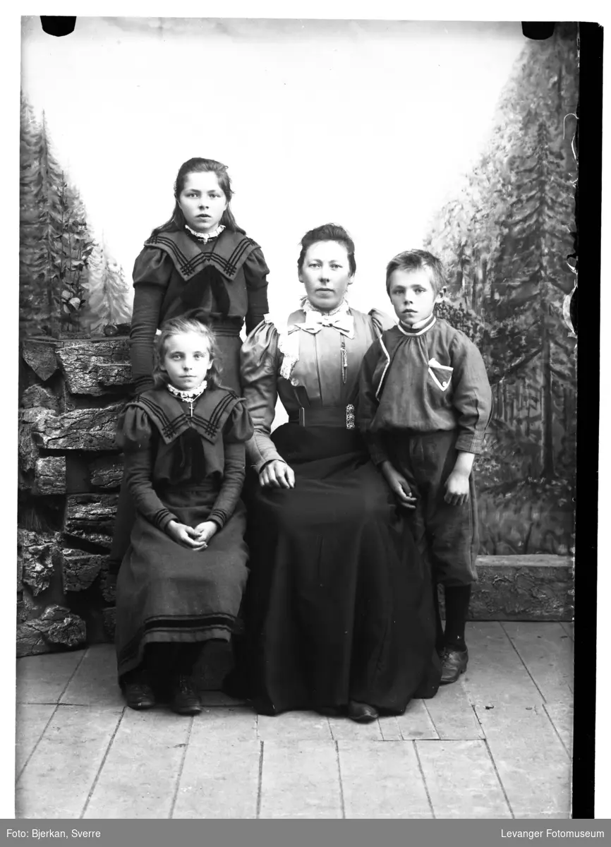Gruppebilde av Ingeborg Følstad med familie