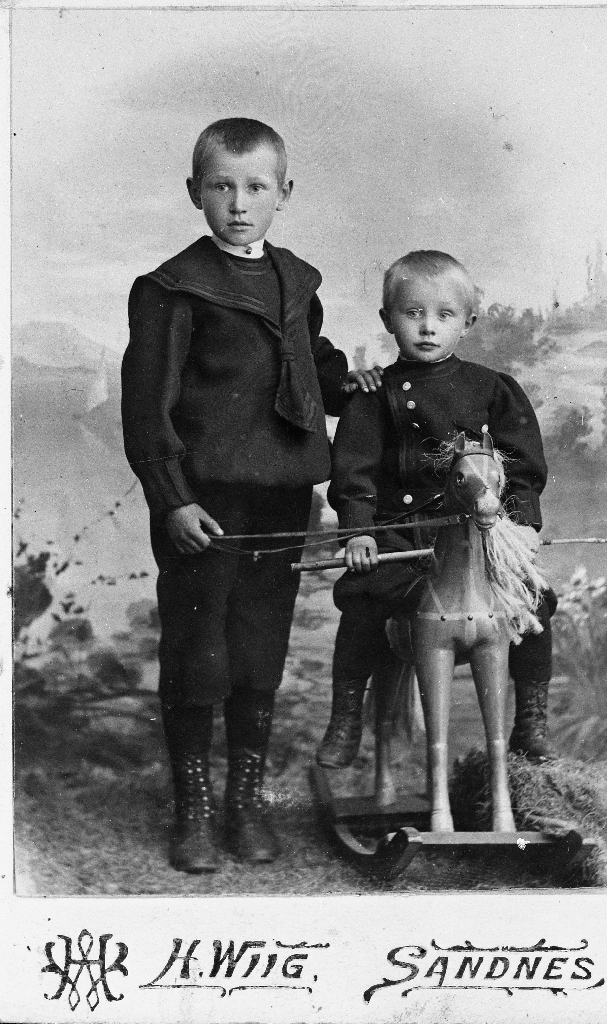 Nils Kalberg og Andreas Eide. (sjå 1988.5TIM.18.017). Andreas var son til Maria f. Kalberg og Jakob Andreassen Eide. Nils og Andreas var syskenbarn.