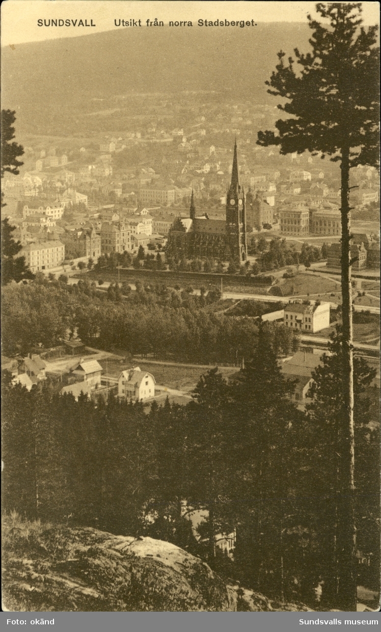 Vykort med motiv över Gustav Adolfskyrka i Sundsvall med utsikt från Norra berget.