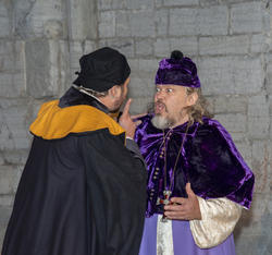 Biskop Mogens oppdager at hans egen svenn, Åge, har skiftet side politisk. (Foto/Photo)