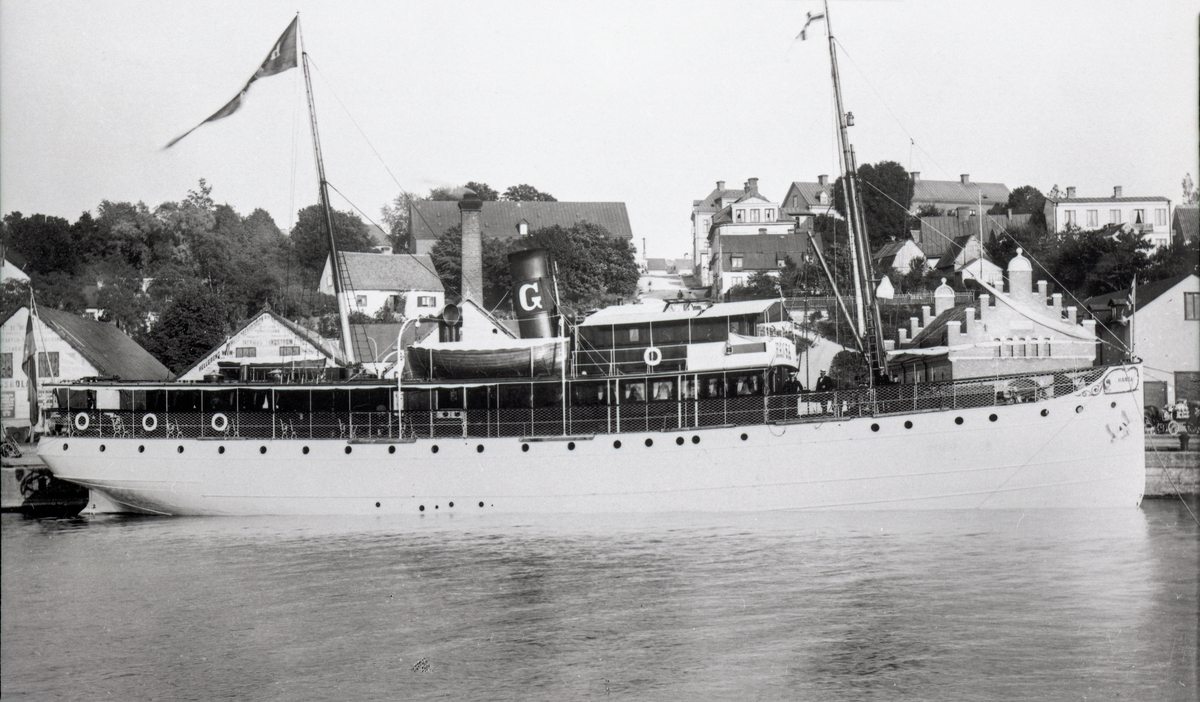 Passagerarfartyget S/S HANSA (1899) vid kaj i Visby. HANSA sänktes av ...