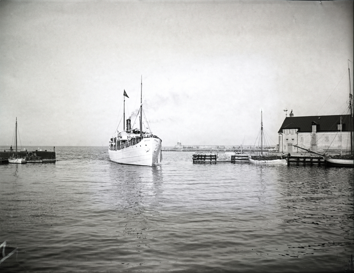 Passagerarfartyget S/S HANSA (1899) i Visby hamn. HANSA sänktes av en sovjetisk ubåt utanför Gotland 1944-11-24.