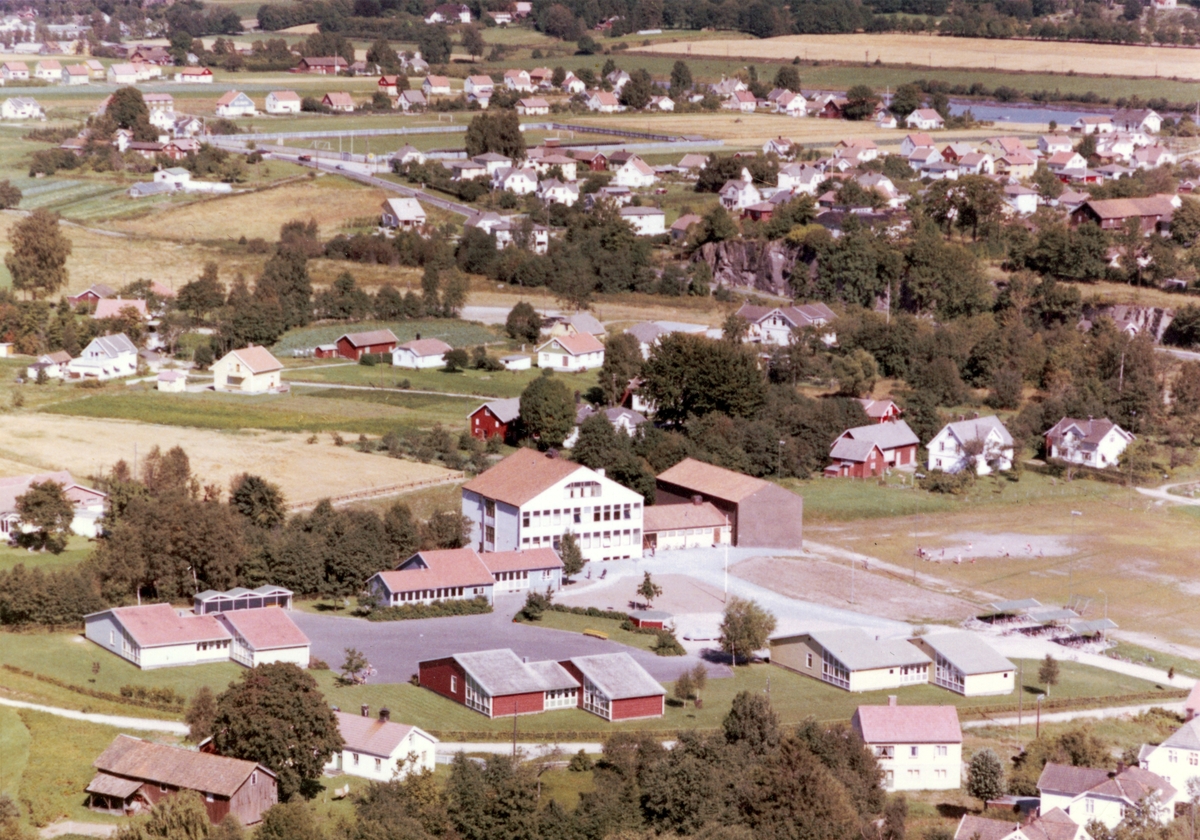 Flyfotoarkiv fra Fjellanger Widerøe AS, fra Porsgrunn Kommune, Vestsiden skole, Porsgrunn vest. Fotografert 25.08.1961