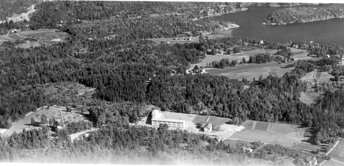 Flyfotoarkiv fra Fjellanger Widerøe AS, fra Porsgrunn Kommune, Tveten Skole. Fotografert 30/07-1951. Fotograf Otto Hansen