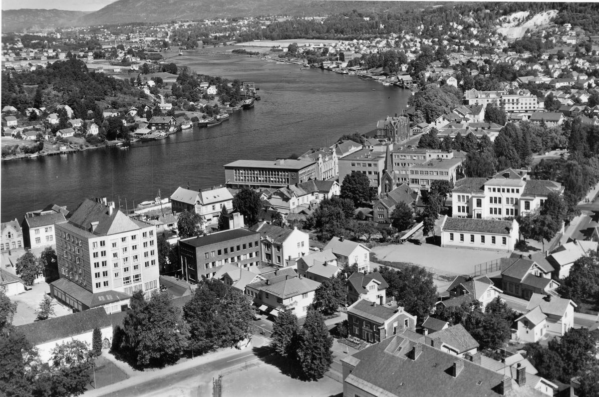 Flyfotoarkiv fra Fjellanger Widerøe AS, fra Porsgrunn Kommune. Bybilde Porsgrunn. Fotografert 08.08.1959 av J. Kruse