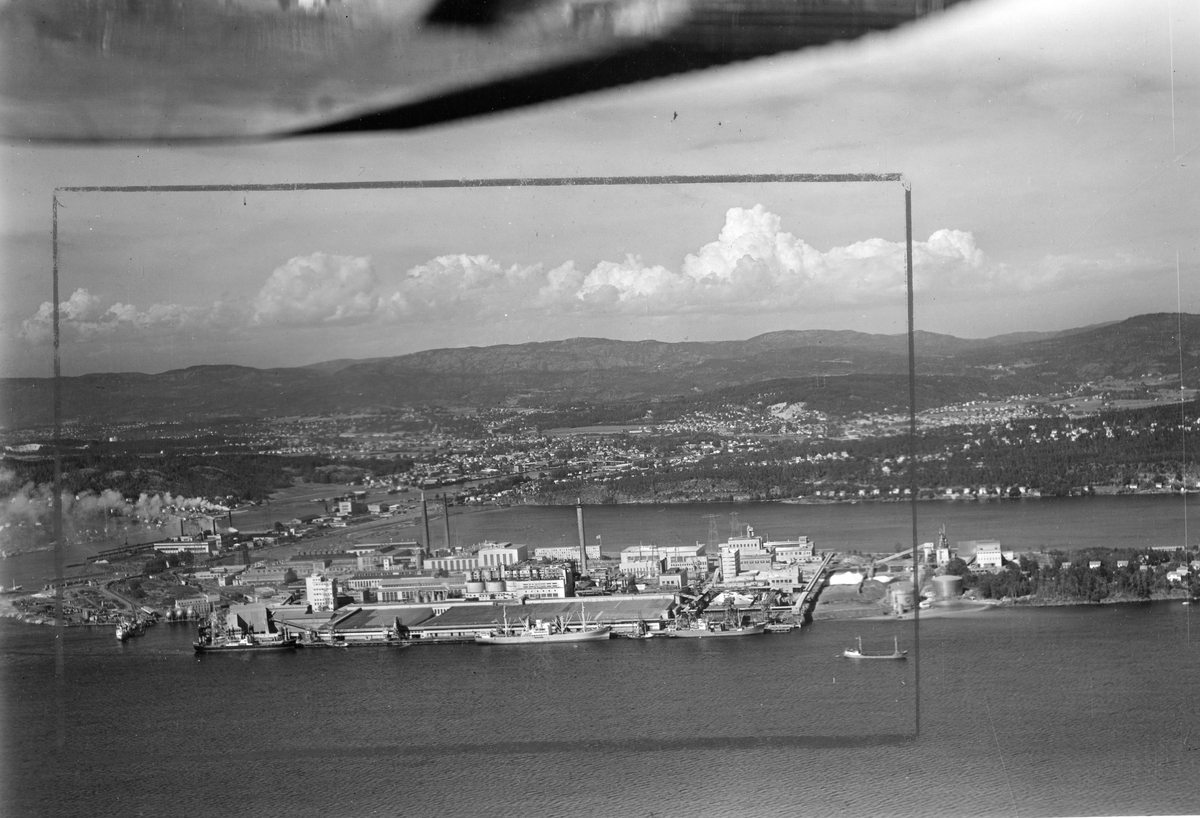Flyfotoarkiv fra Fjellanger Widerøe AS, fra Porsgrunn Kommune. Norsk Hydro, Herøya. Fotografert 01.07.1959. Fotograf A. Scrøder