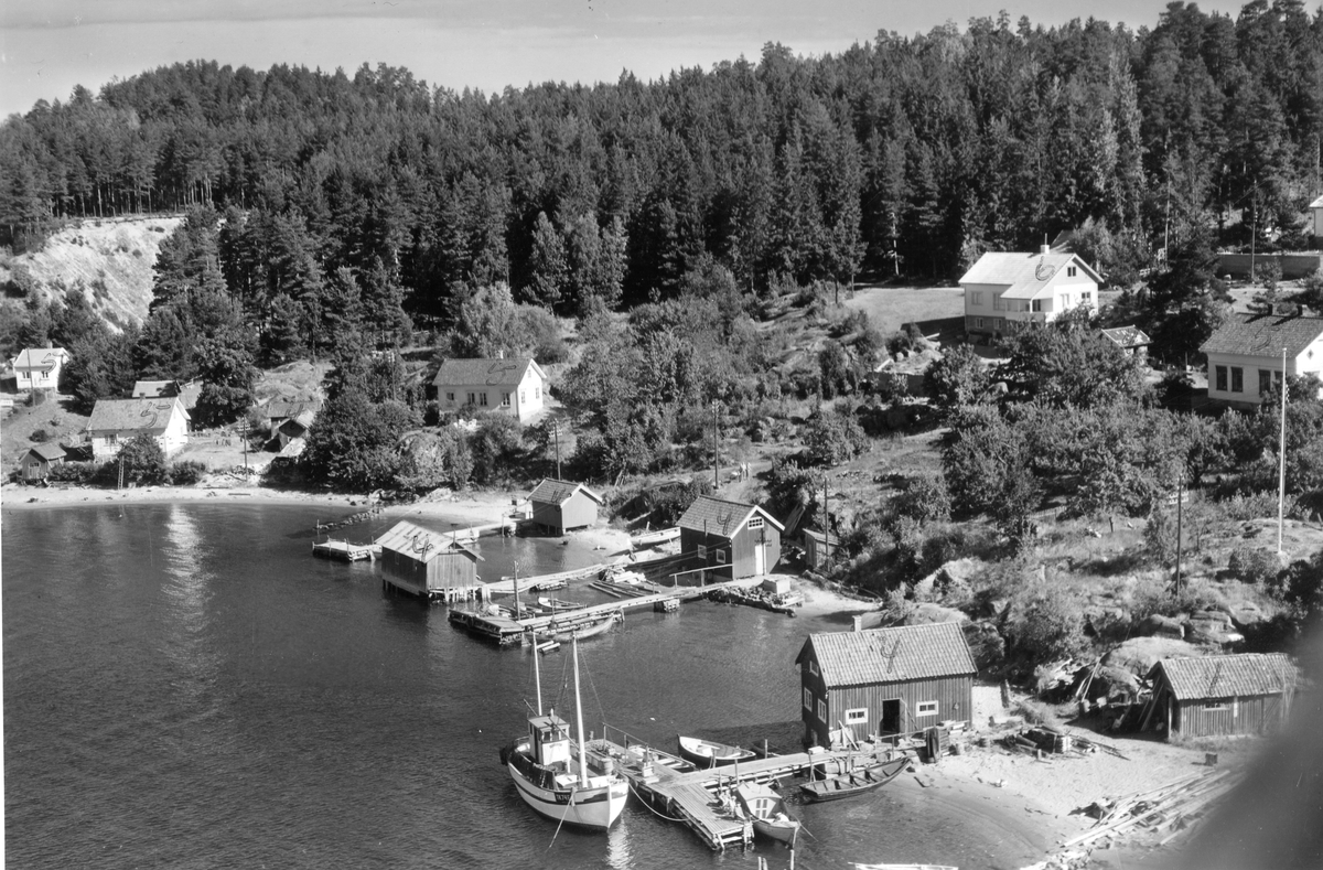Flyfotoarkiv fra Fjellanger Widerøe AS, fra Porsgrunn Kommune. Sandøya . Fotografert 08.08.1959. Fotograf J Kruse
